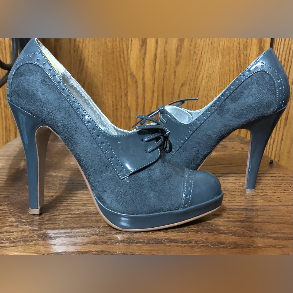 Grey Patent Leather/ Suede pump   Excellent condition!
